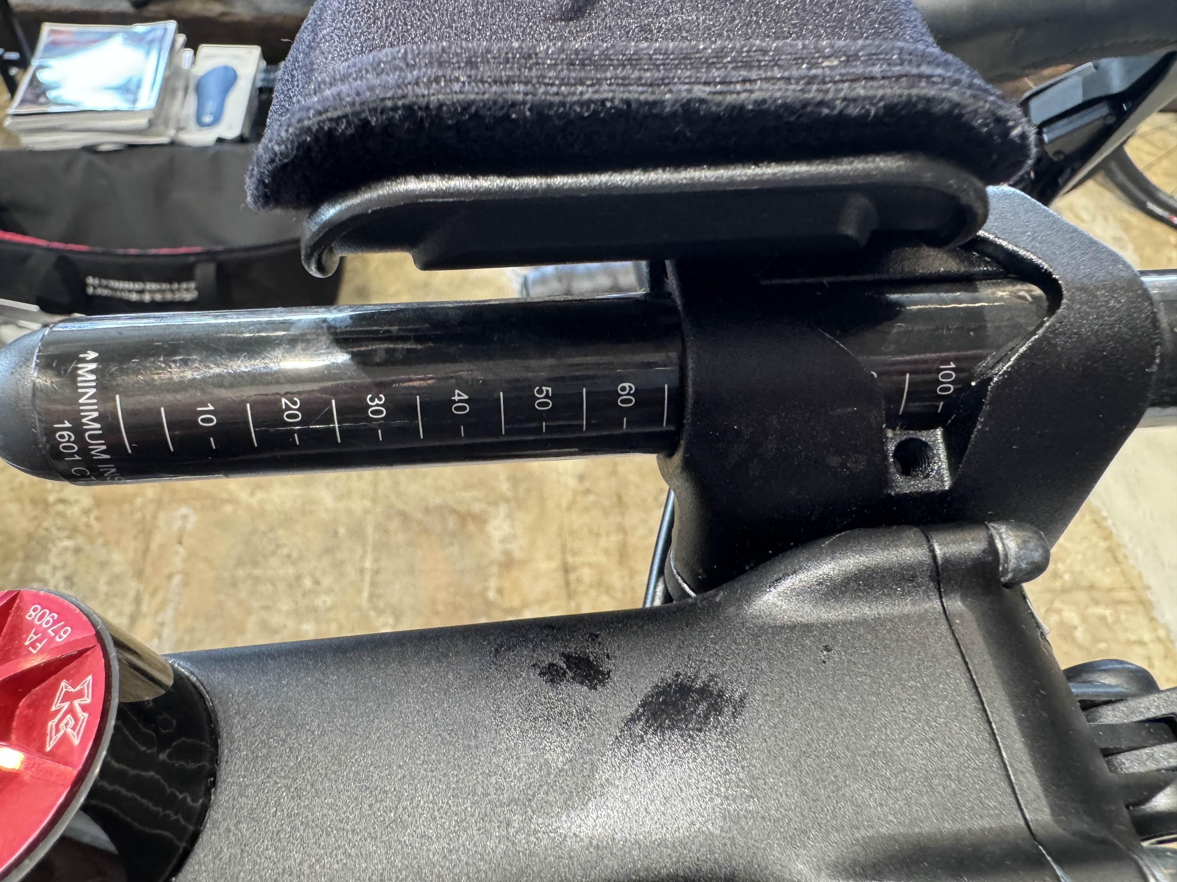 シートポストの目盛りで正確な位置を記録